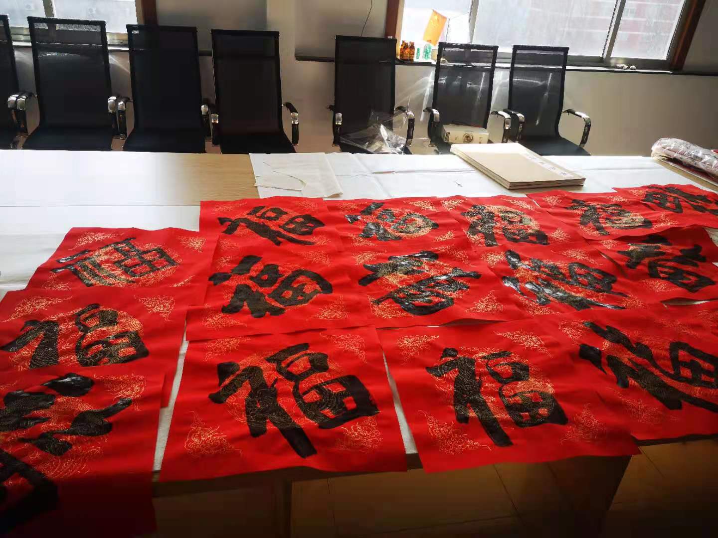 我公司特邀书法家来写春联 送福字